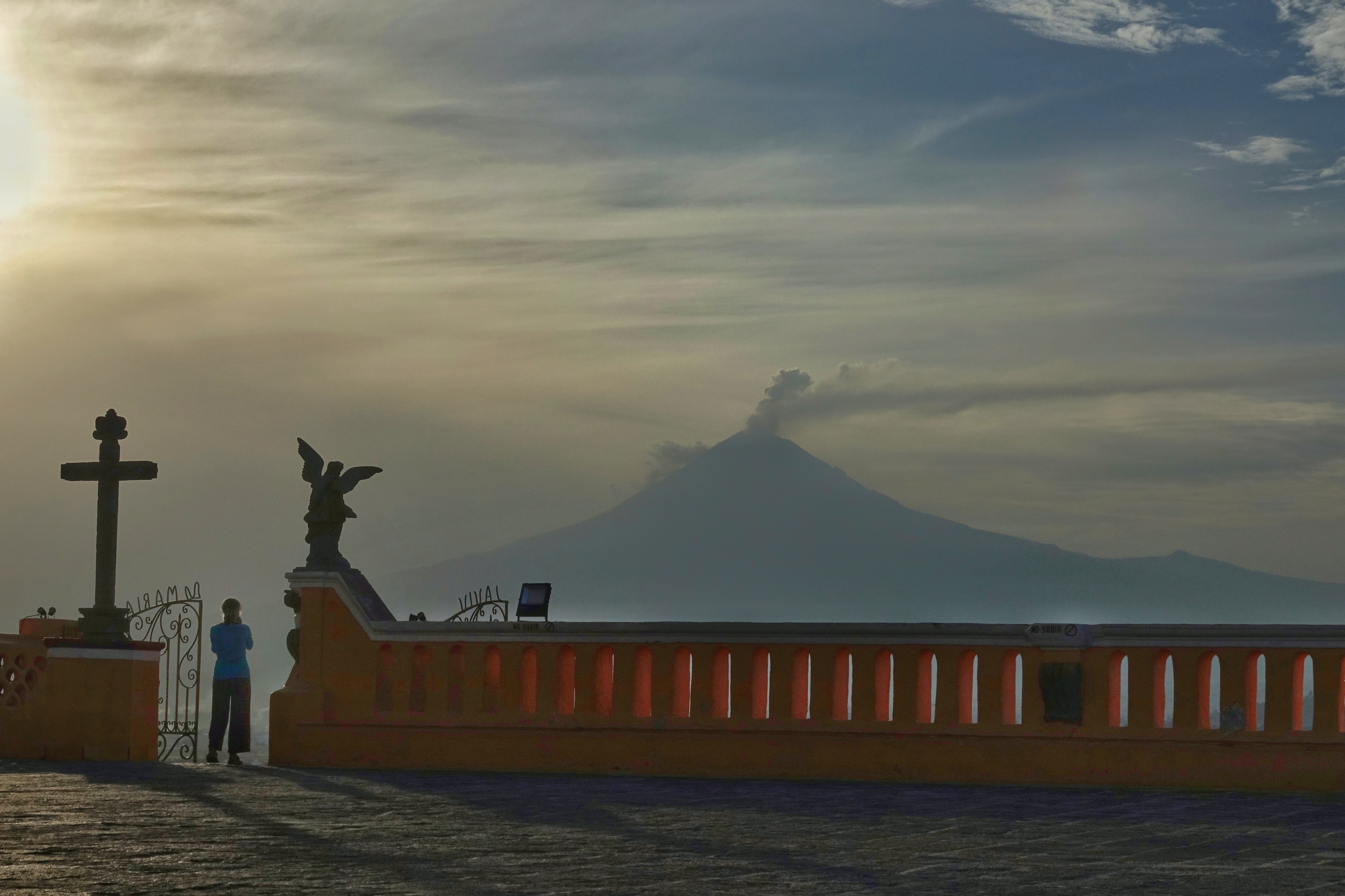 Volcan Popocatépetl au-dessus des monuments